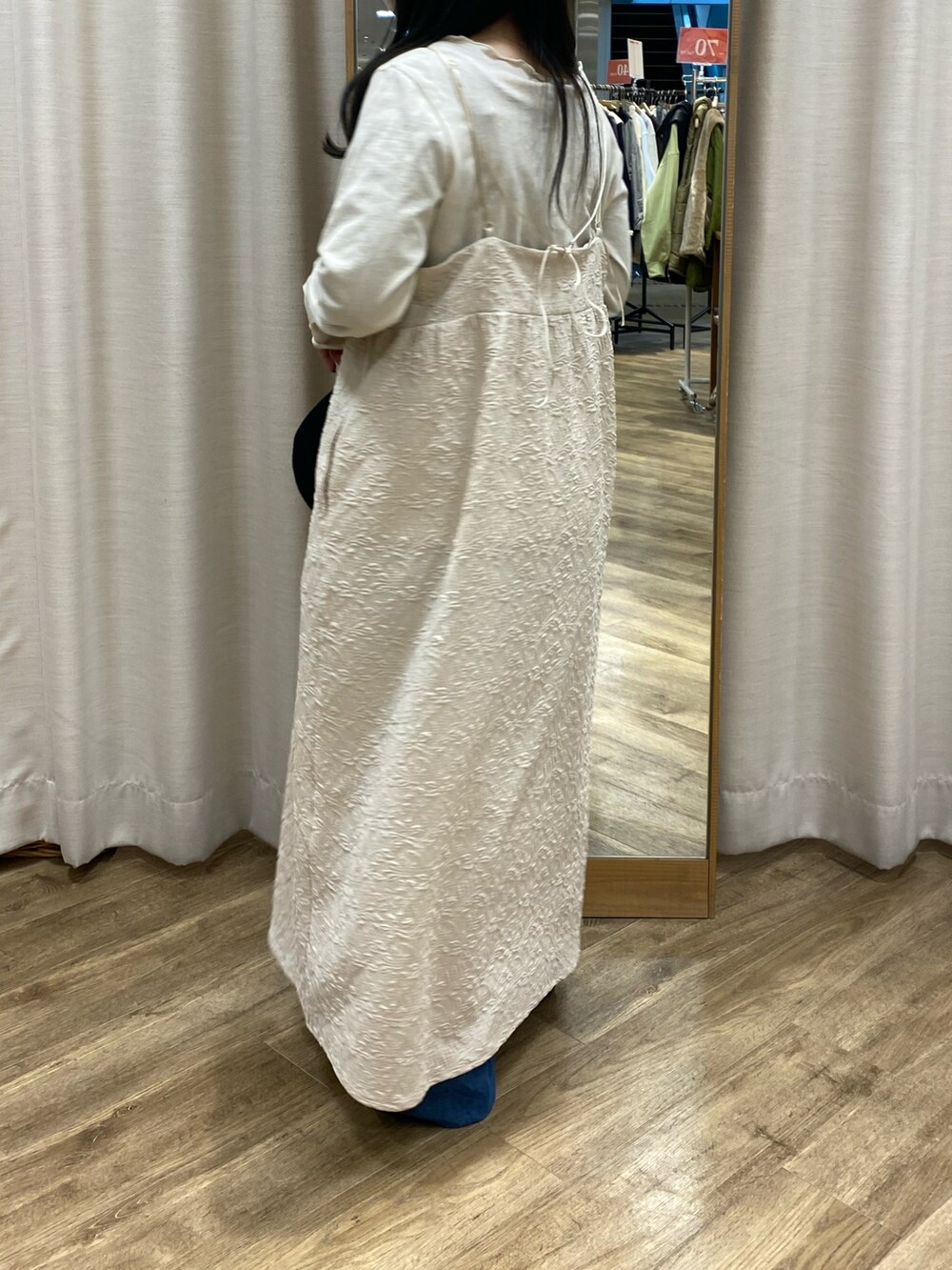 ホワイト系のワンピース、ブラック系のハットを着用したレディースの冬コーディネートの2枚目の写真