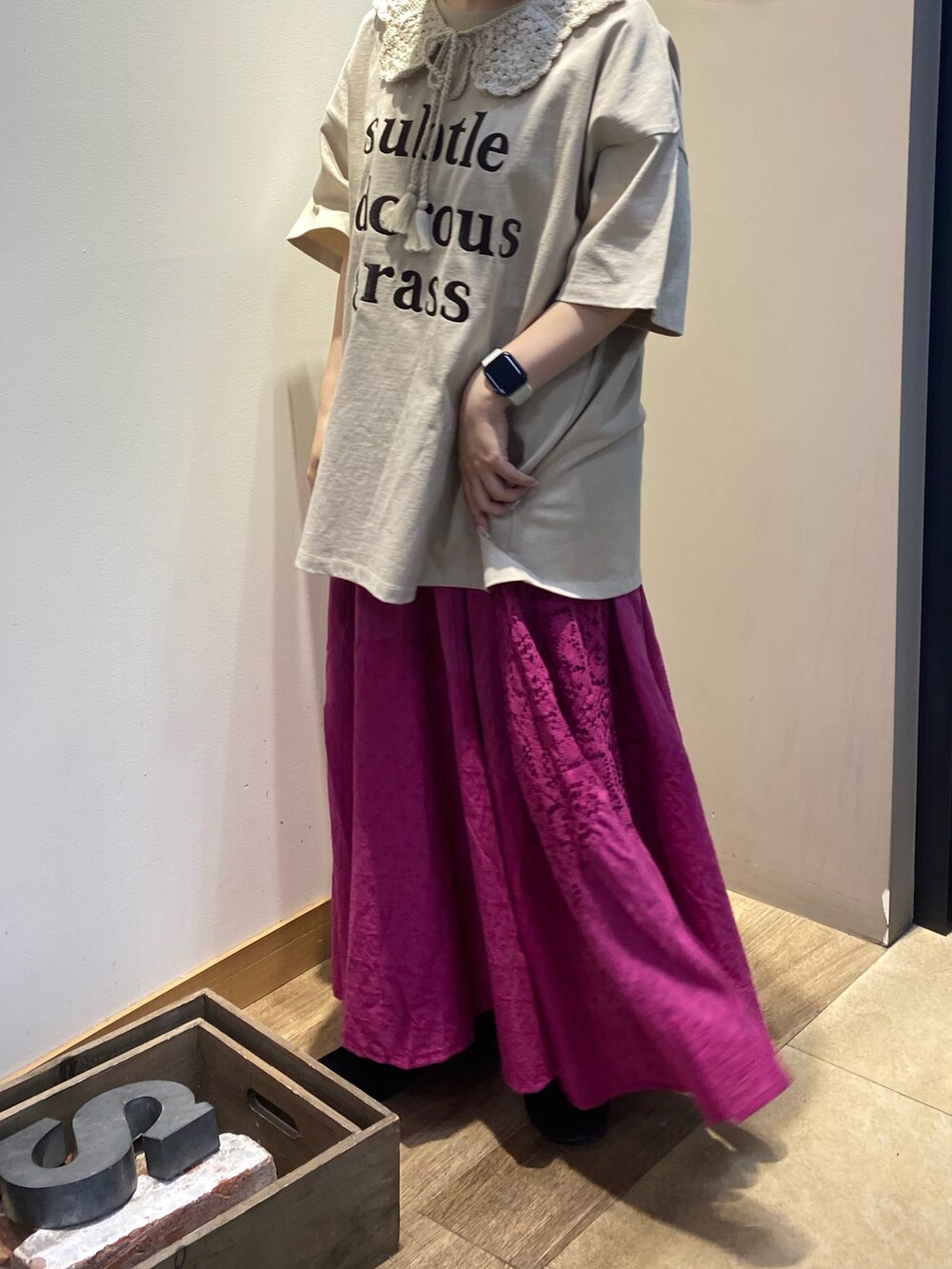 ベージュ系のTシャツ/カットソー、ピンク系のスカート、ベージュ系のストール/ショールを着用したレディースの春コーディネートの2枚目の写真