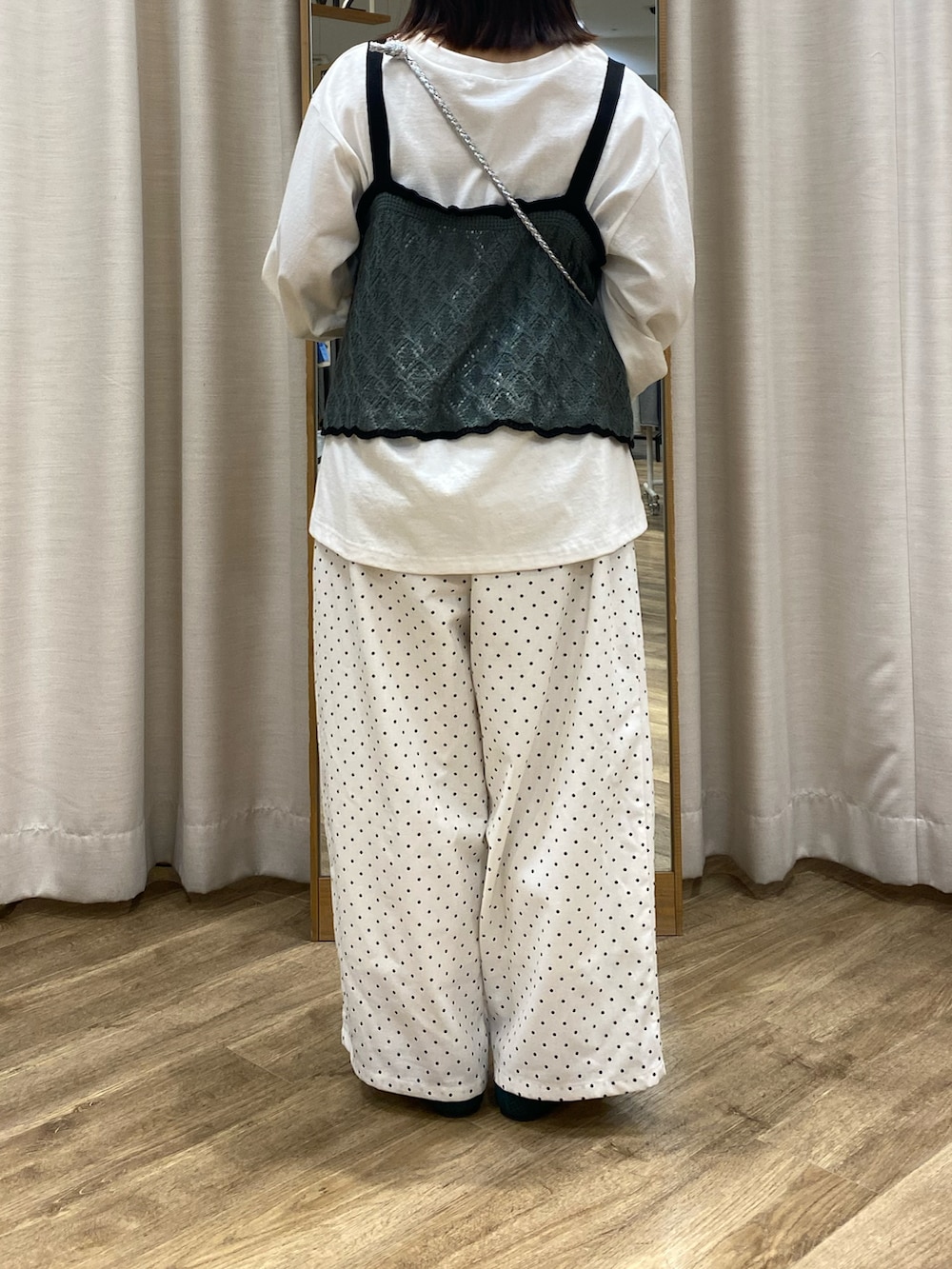 「Samansa Mos2、sm2rhythm、サマンサ モスモス(Samansa Mos2)、ナチュラル、春コーデ、低身長コーデ、低身長」｜「Samansa Mos2のメタリックショルダーバッグ（ハンドバッグ、シルバー系）」を使った、i.さん（レディース・150cm）の春コーディネートの2枚目の写真