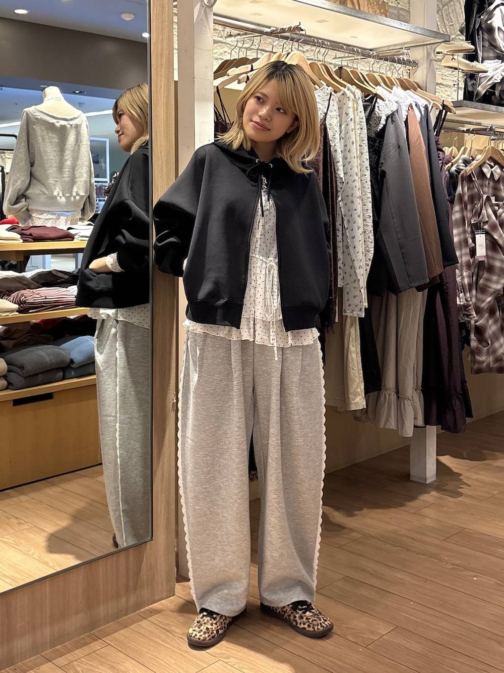 ホワイト系のTシャツ/カットソー、グレー系のスウェットパンツ、ブラック系のパーカーを着用したレディースの秋コーディネートの5枚目の写真