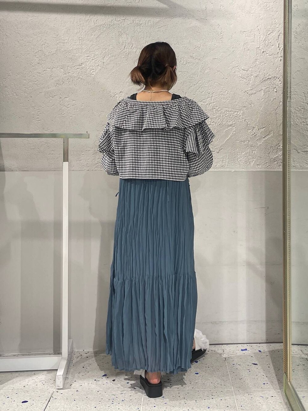 ホワイト系のサンダル、ブルー系のワンピース、その他のシャツ/ブラウスを着用したレディースの夏コーディネートの3枚目の写真