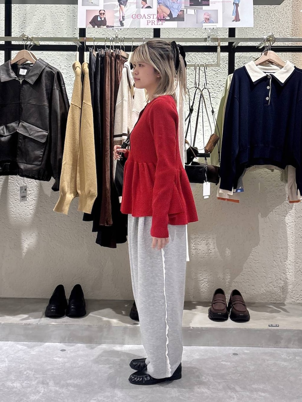 グレー系のスウェットパンツ、ブラック系のショルダーバッグ、ブラック系のローファーを着用したレディースの春コーディネートの2枚目の写真