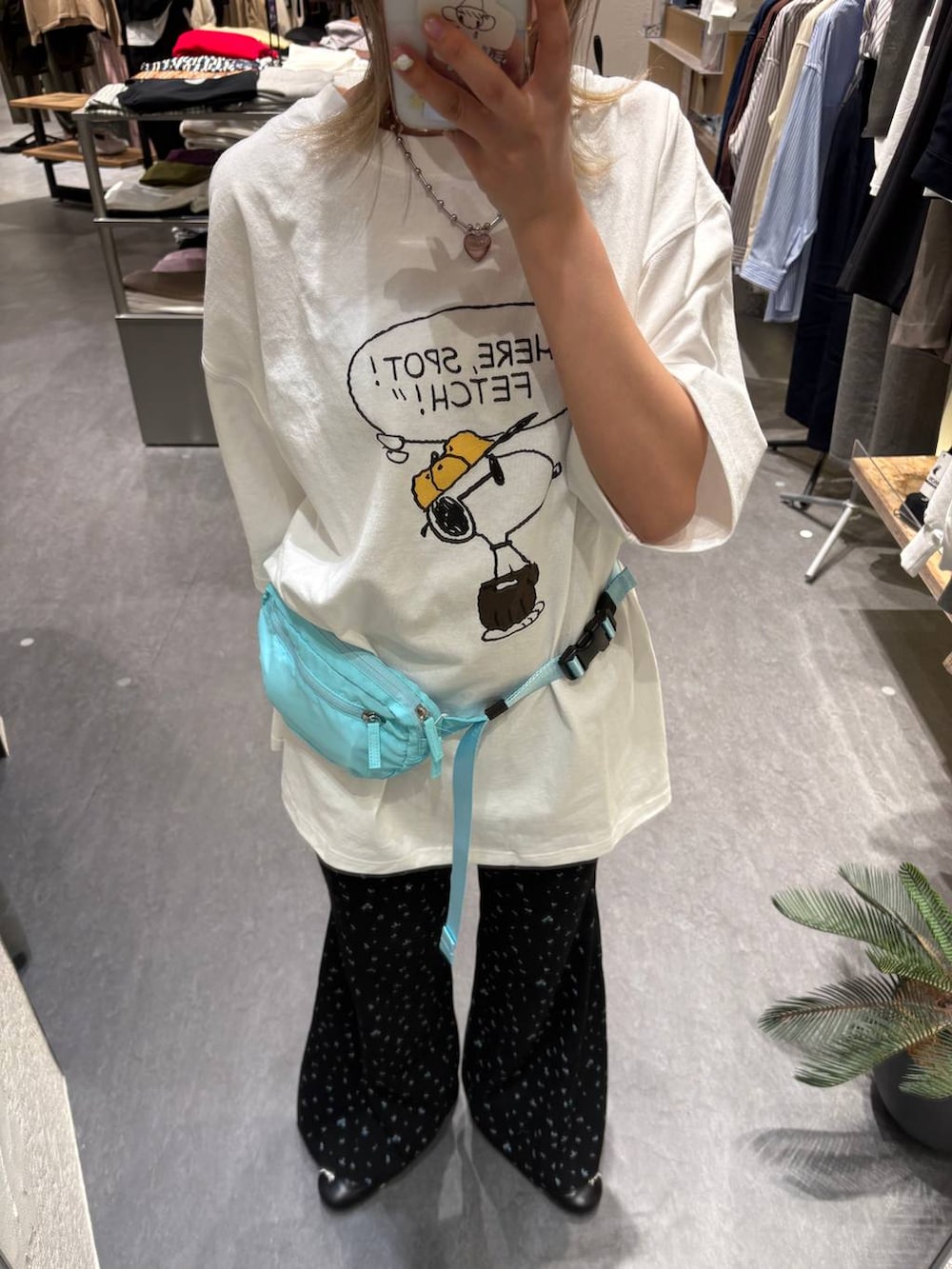 ブルー系のボディバッグ/ウエストポーチ、ブラック系のその他パンツ、ホワイト系のTシャツ/カットソーを着用したレディースの春コーディネートの4枚目の写真