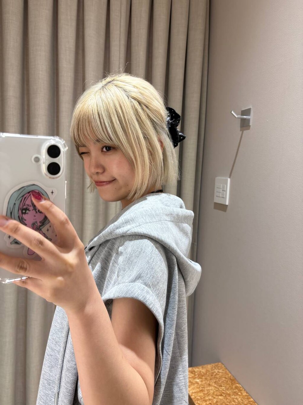 ピンク系のスカート、グレー系のキャミソール、グレー系のTシャツ/カットソーを着用したレディースの夏コーディネートの4枚目の写真