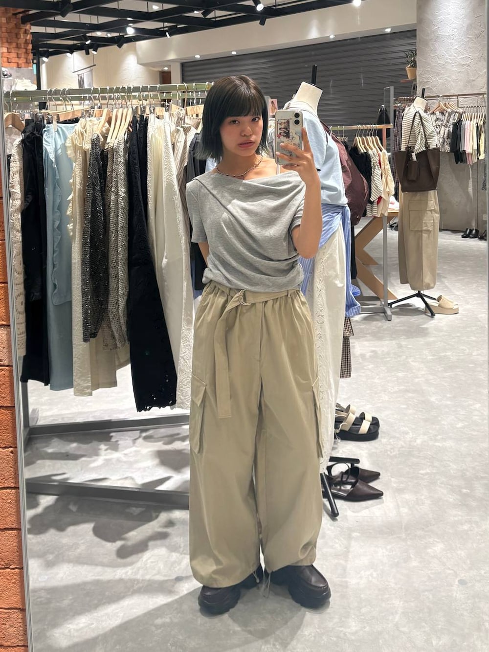 ブラウン系のローファー、グレー系のTシャツ/カットソー、ベージュ系のカーゴパンツを着用したレディースの春コーディネートの2枚目の写真