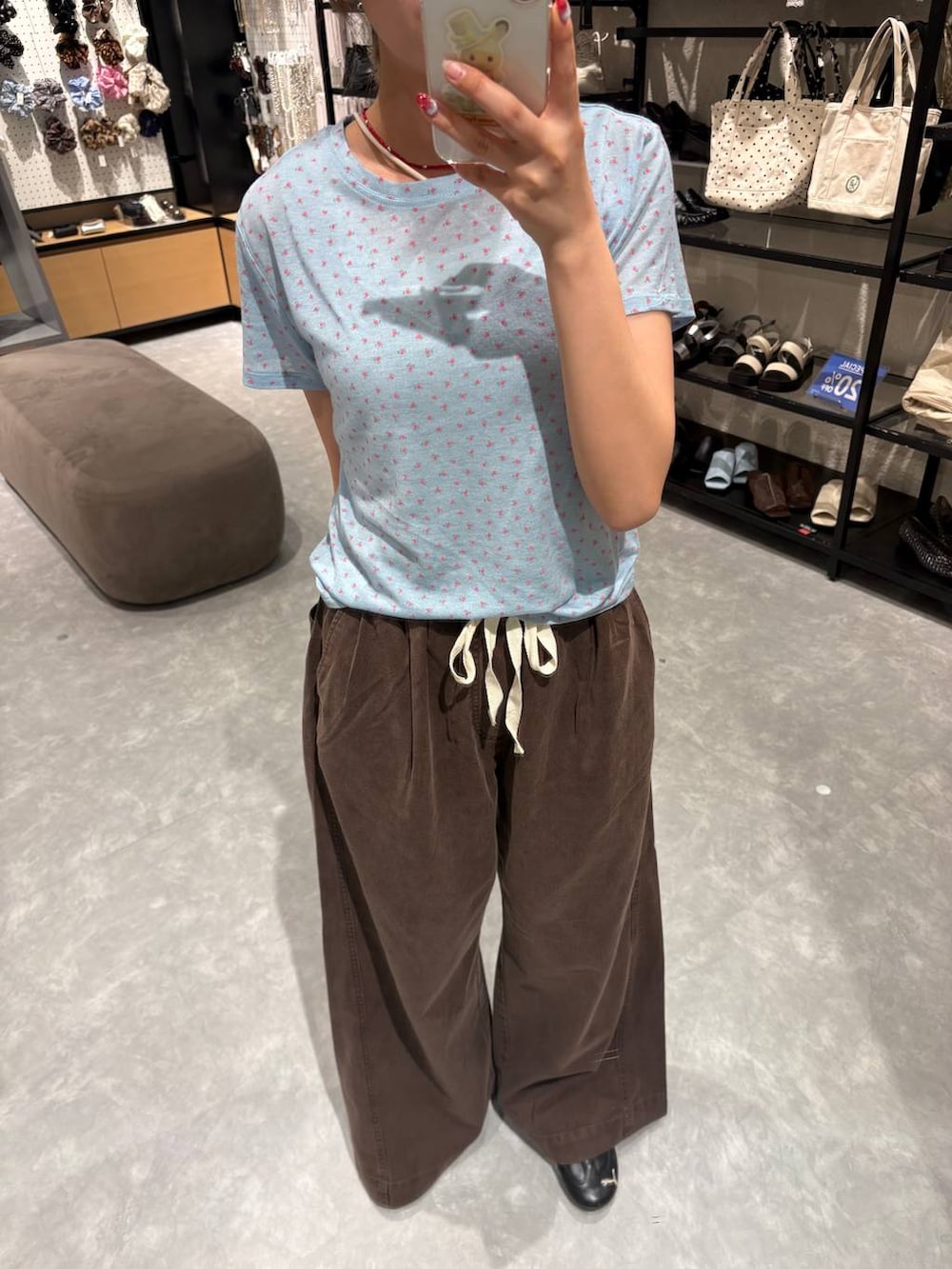 ブルー系のTシャツ/カットソー、ブラウン系のデニムパンツ、レッド系のネックレスを着用したレディースの夏コーディネートの5枚目の写真