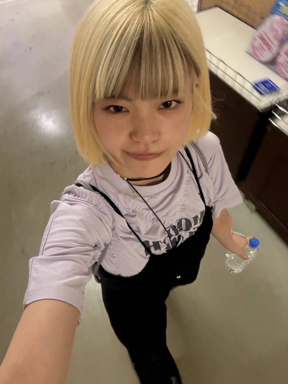 グレー系のバックパック/リュック、パープル系のTシャツ/カットソー、グレー系のネックレスを着用したレディースの春コーディネートの2枚目の写真