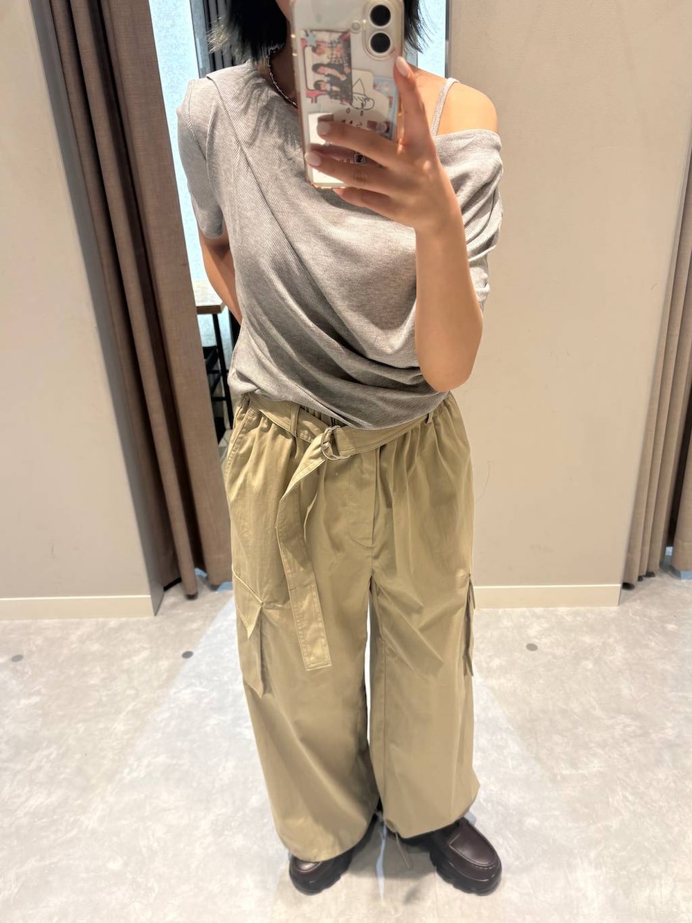 ブラウン系のローファー、グレー系のTシャツ/カットソー、ベージュ系のカーゴパンツを着用したレディースの春コーディネートの4枚目の写真