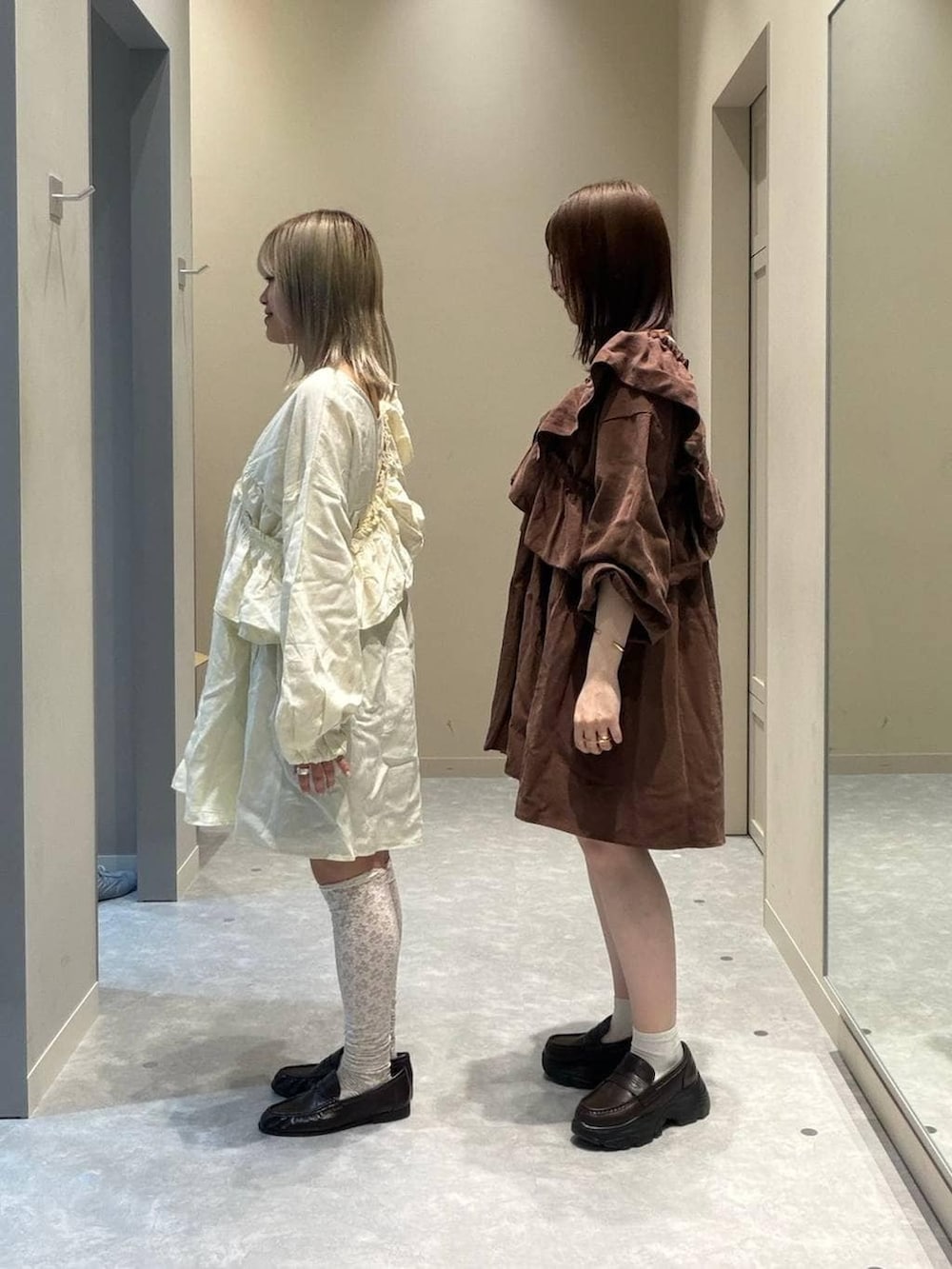 ブラウン系のローファー、ブラウン系のローファー、ホワイト系のワンピースを着用したレディースの春コーディネートの2枚目の写真