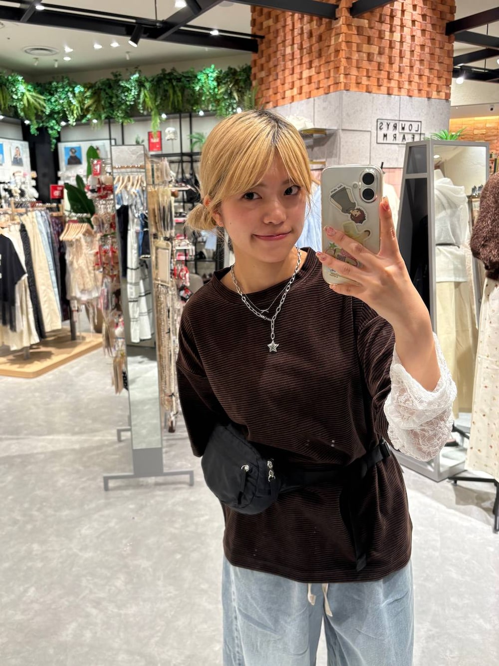 ブラウン系のTシャツ/カットソー、ブルー系のデニムパンツ、ブラック系のボディバッグ/ウエストポーチを着用したレディースの夏コーディネートの3枚目の写真