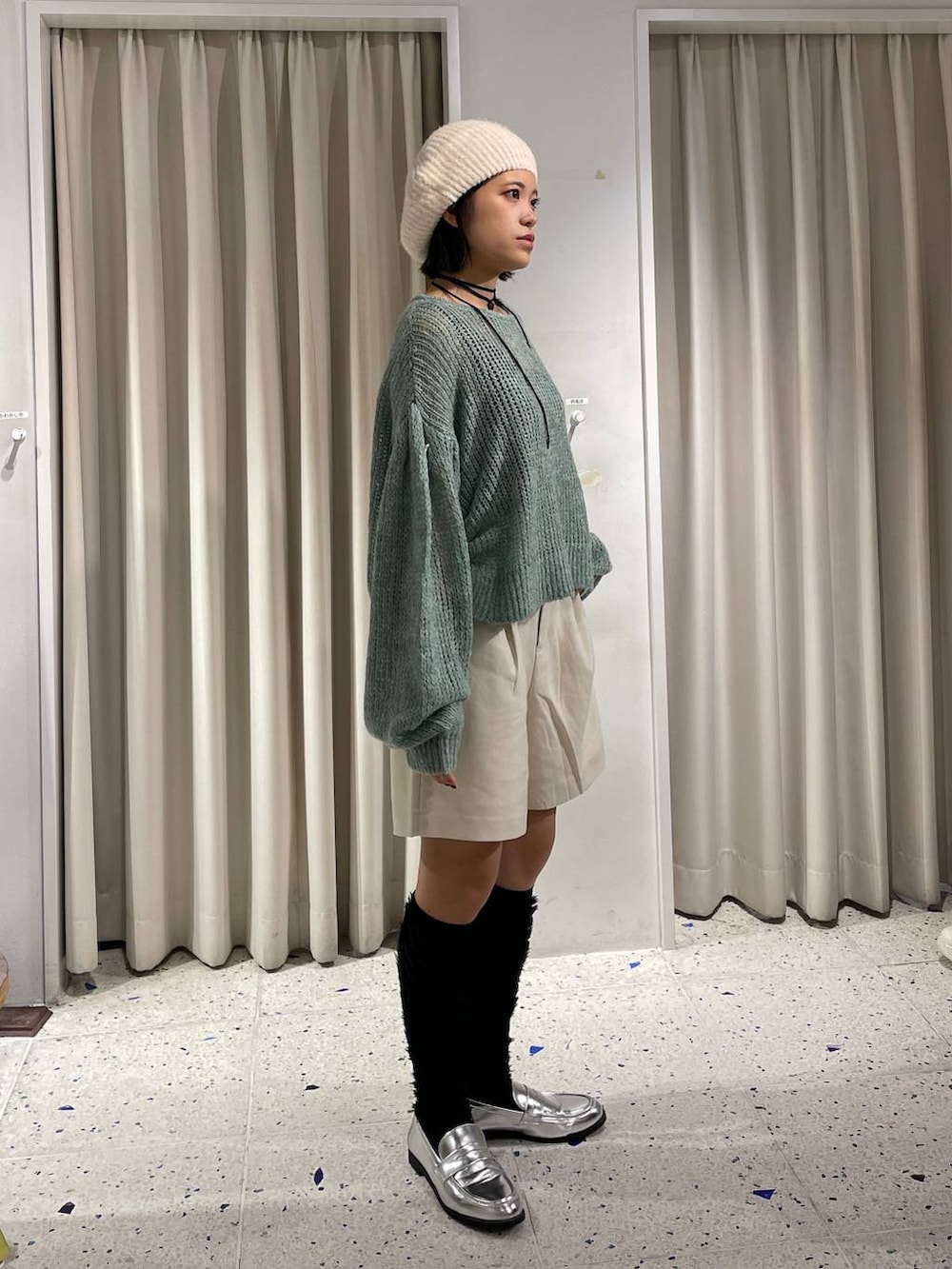 ホワイト系のその他パンツ、シルバー系のローファー、グリーン系のニット/セーターを着用したレディースの秋コーディネートの4枚目の写真