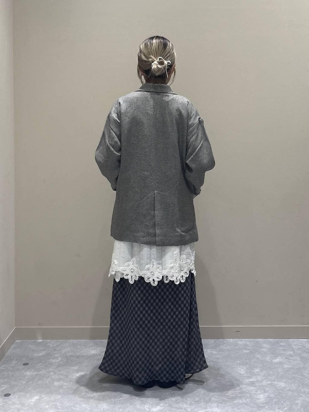 ピンク系のTシャツ/カットソー、グレー系のテーラードジャケット、グレー系のスカートを着用したレディースの春コーディネートの3枚目の写真