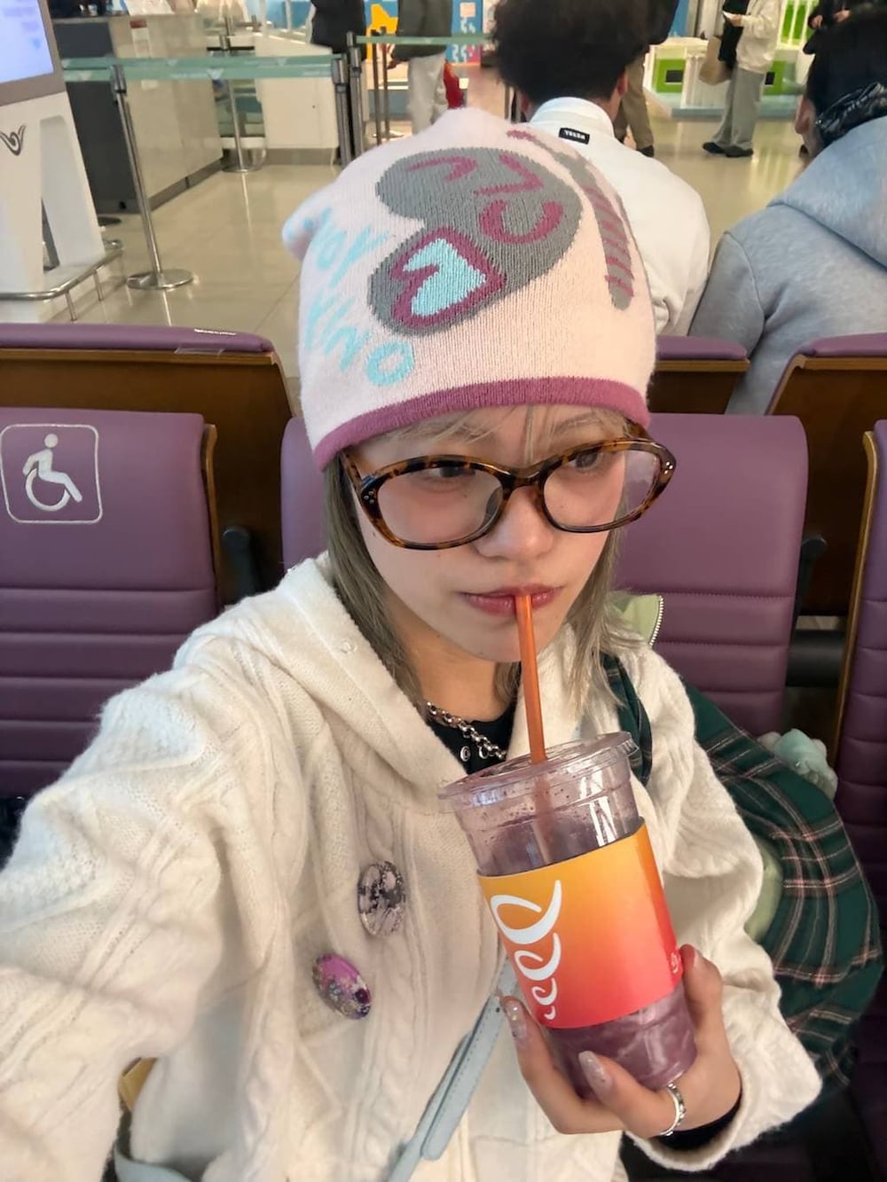 ブラウン系のスカート、ブラック系のニット/セーター、ブラック系のブーツを着用したレディースの冬コーディネートの3枚目の写真