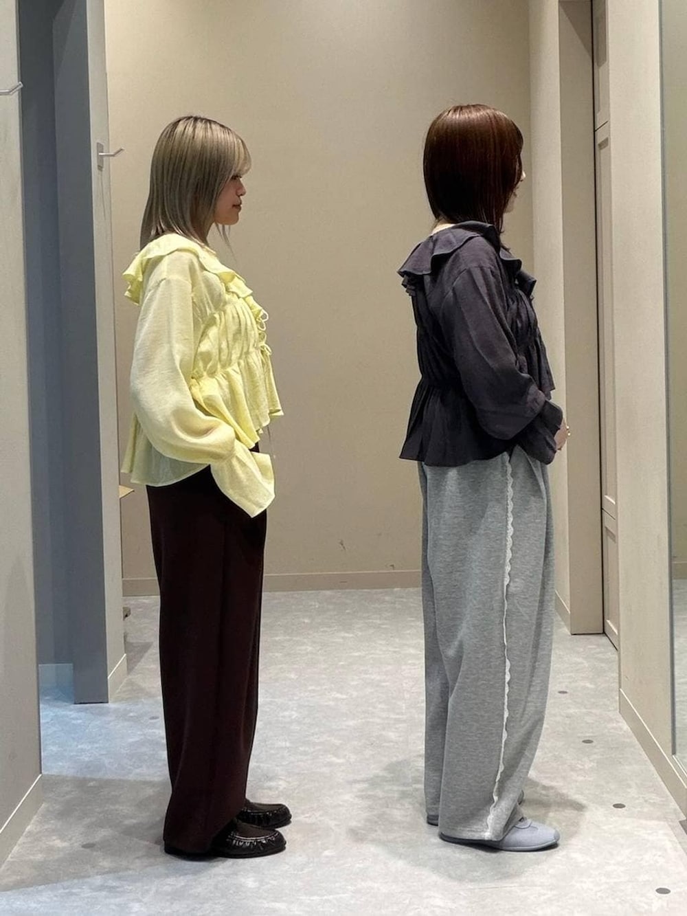 ブラウン系のスウェットパンツ、グレー系のスウェットパンツ、ブルー系のスニーカーを着用したレディースの春コーディネートの4枚目の写真