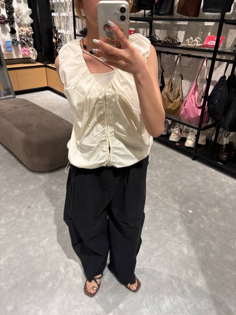 ホワイト系のシャツ/ブラウス、ブラック系のその他パンツ、ブラウン系のサンダルを着用したレディースの夏コーディネートの4枚目の写真