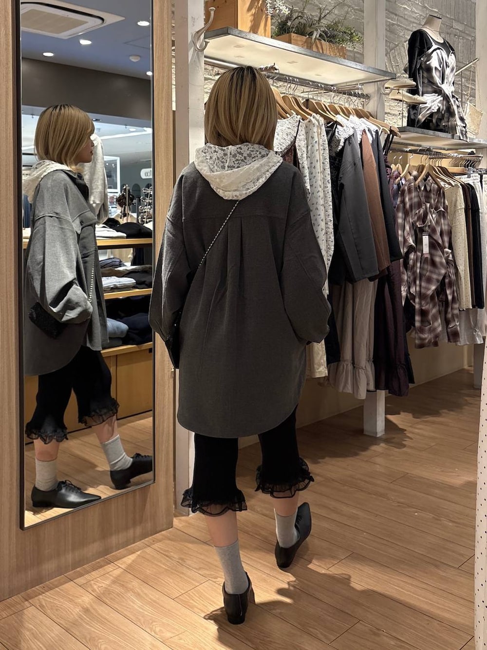 ブラック系のショルダーバッグ、ブラック系のパンプス、ホワイト系のTシャツ/カットソーを着用したレディースの秋コーディネートの3枚目の写真
