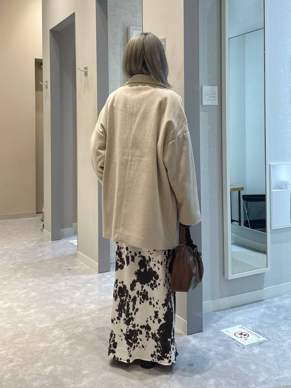 その他のスカート、ホワイト系のその他アウター、ブラウン系のニット/セーターを着用したレディースの冬コーディネートの3枚目の写真