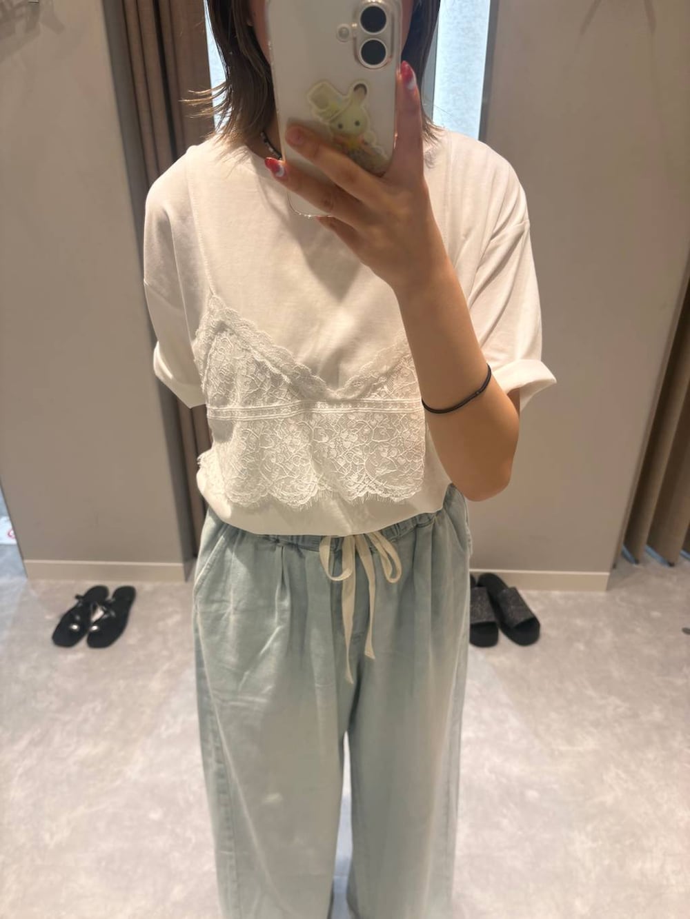 ホワイト系のTシャツ/カットソー、ブルー系のデニムパンツを着用したレディースの夏コーディネートの2枚目の写真