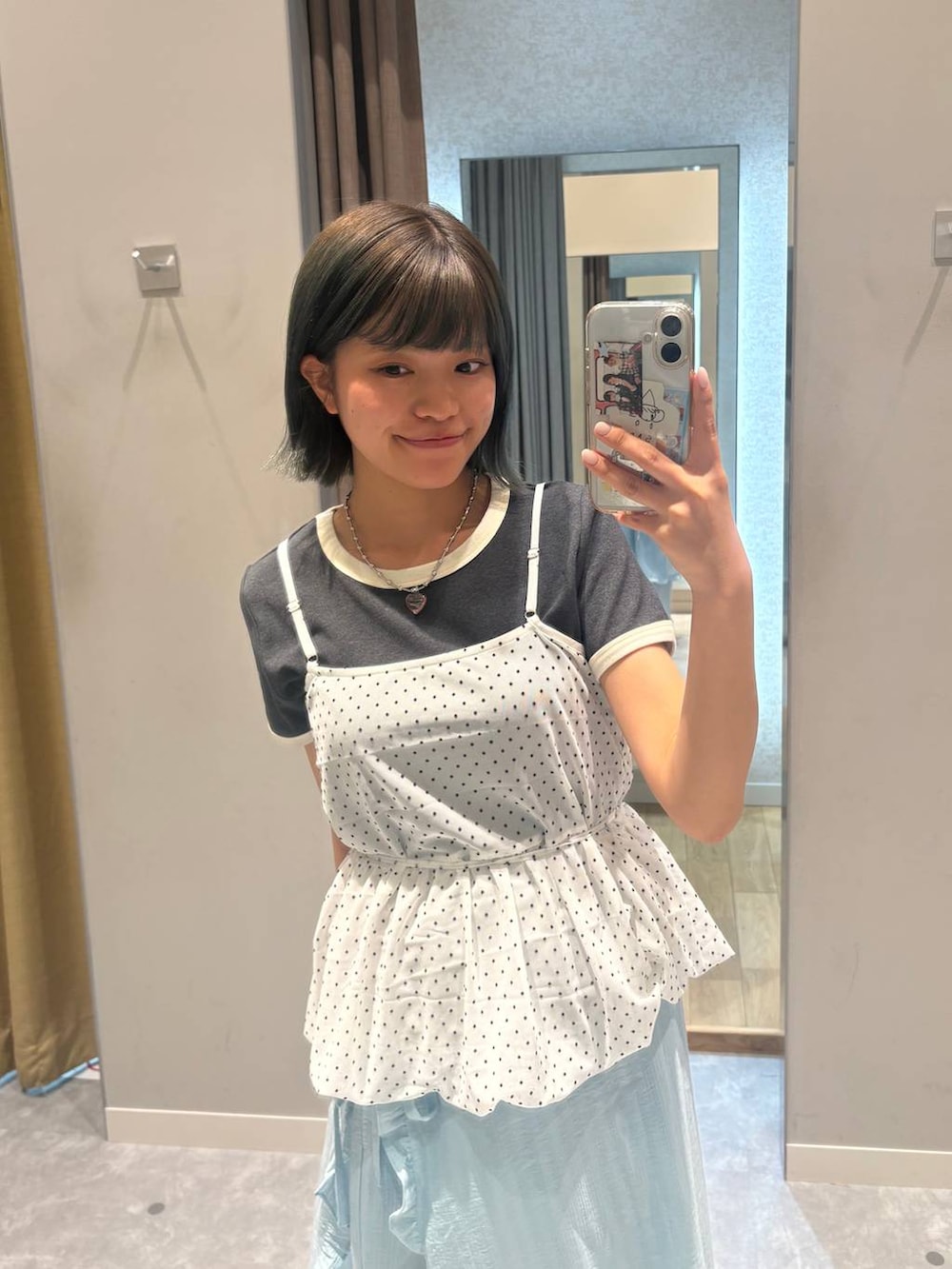 ブラック系のサンダル、グレー系のTシャツ/カットソー、ホワイト系のその他パンツを着用したレディースの春コーディネートの3枚目の写真