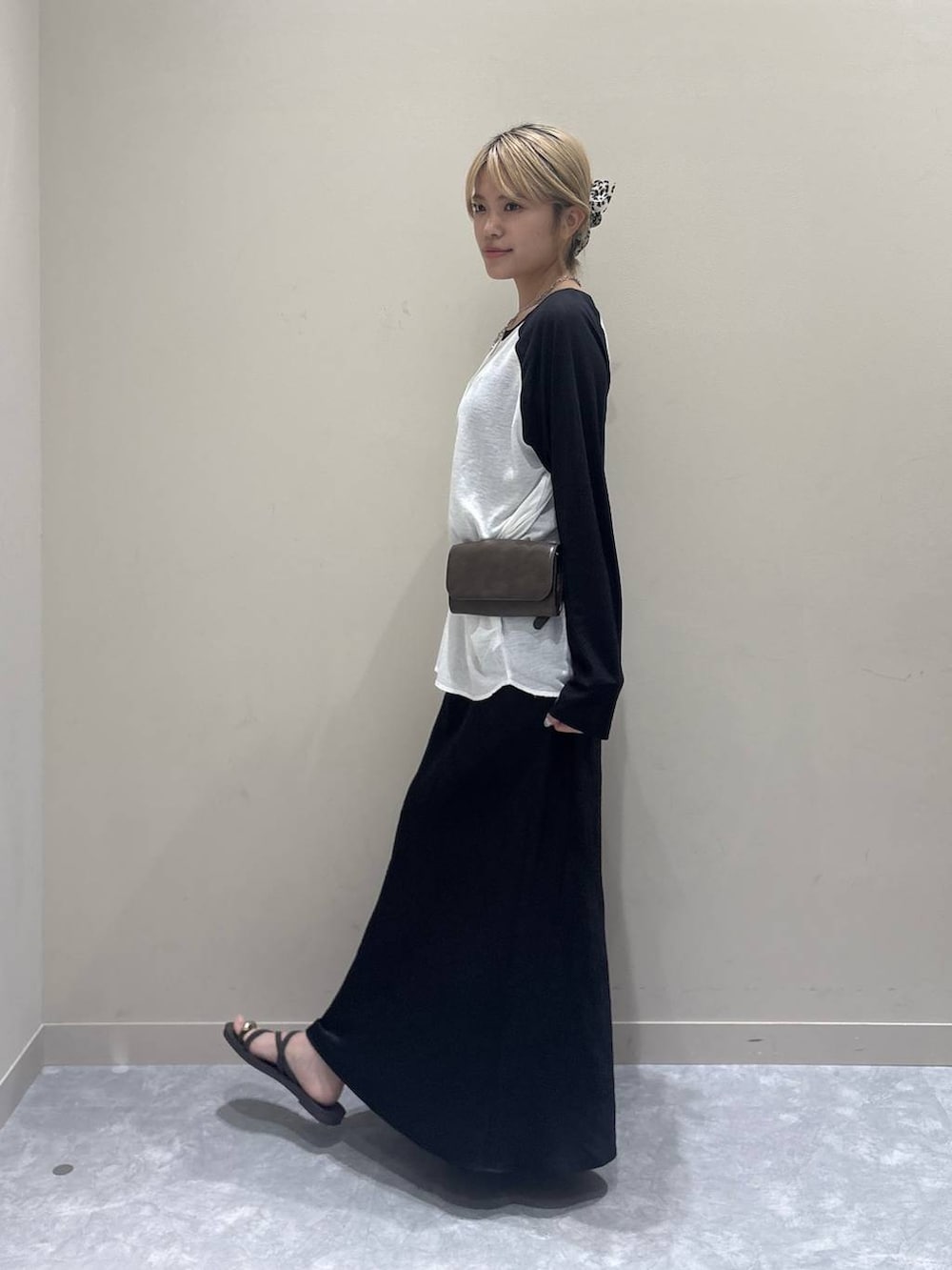 ホワイト系のTシャツ/カットソー、ブラック系のスカート、ブラウン系のサンダルを着用したレディースの夏コーディネートの2枚目の写真