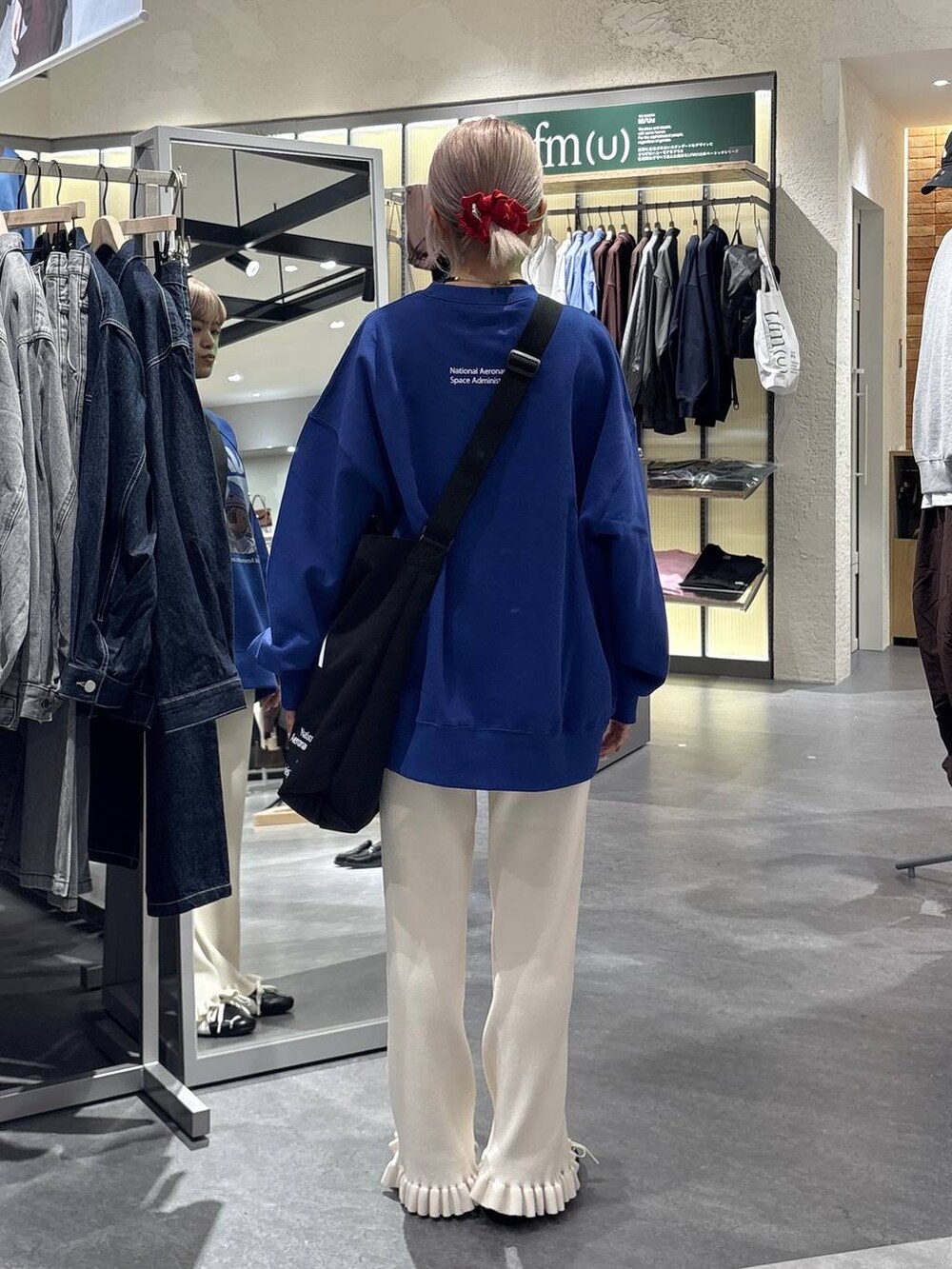 ホワイト系のその他パンツ、ブルー系のスウェット、ブラック系のトートバッグを着用したレディースの秋コーディネートの4枚目の写真