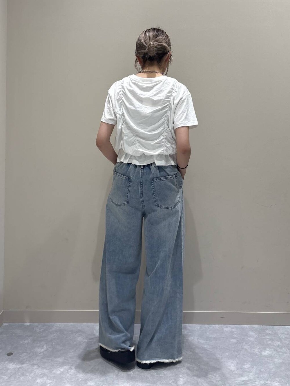 ブルー系のデニムパンツ、シルバー系のサンダル、ホワイト系のTシャツ/カットソーを着用したレディースの春コーディネートの3枚目の写真