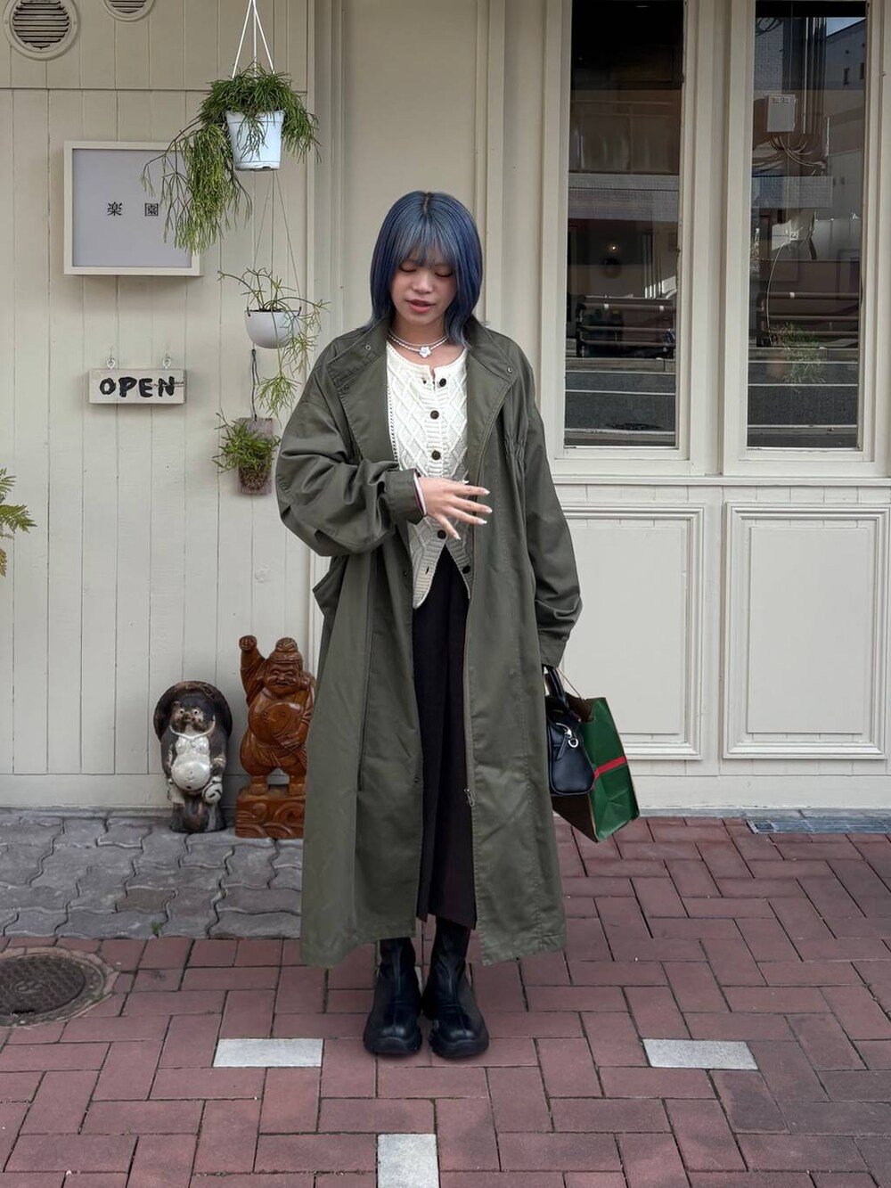 ブラウン系のスカート、ホワイト系のネックレスを着用したレディースの冬コーディネートの3枚目の写真