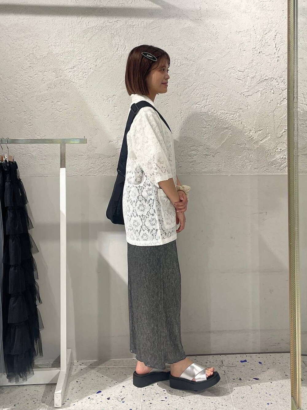 ホワイト系のシャツ/ブラウス、ホワイト系のショルダーバッグ、シルバー系のサンダルを着用したレディースの夏コーディネートの4枚目の写真