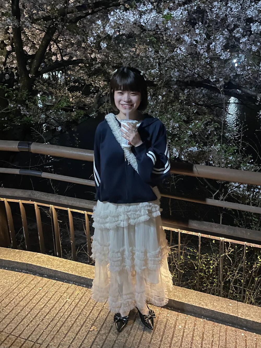 ブラック系のパンプス、その他のTシャツ/カットソー、ピンク系のキャミソールを着用したレディースの春コーディネートの3枚目の写真