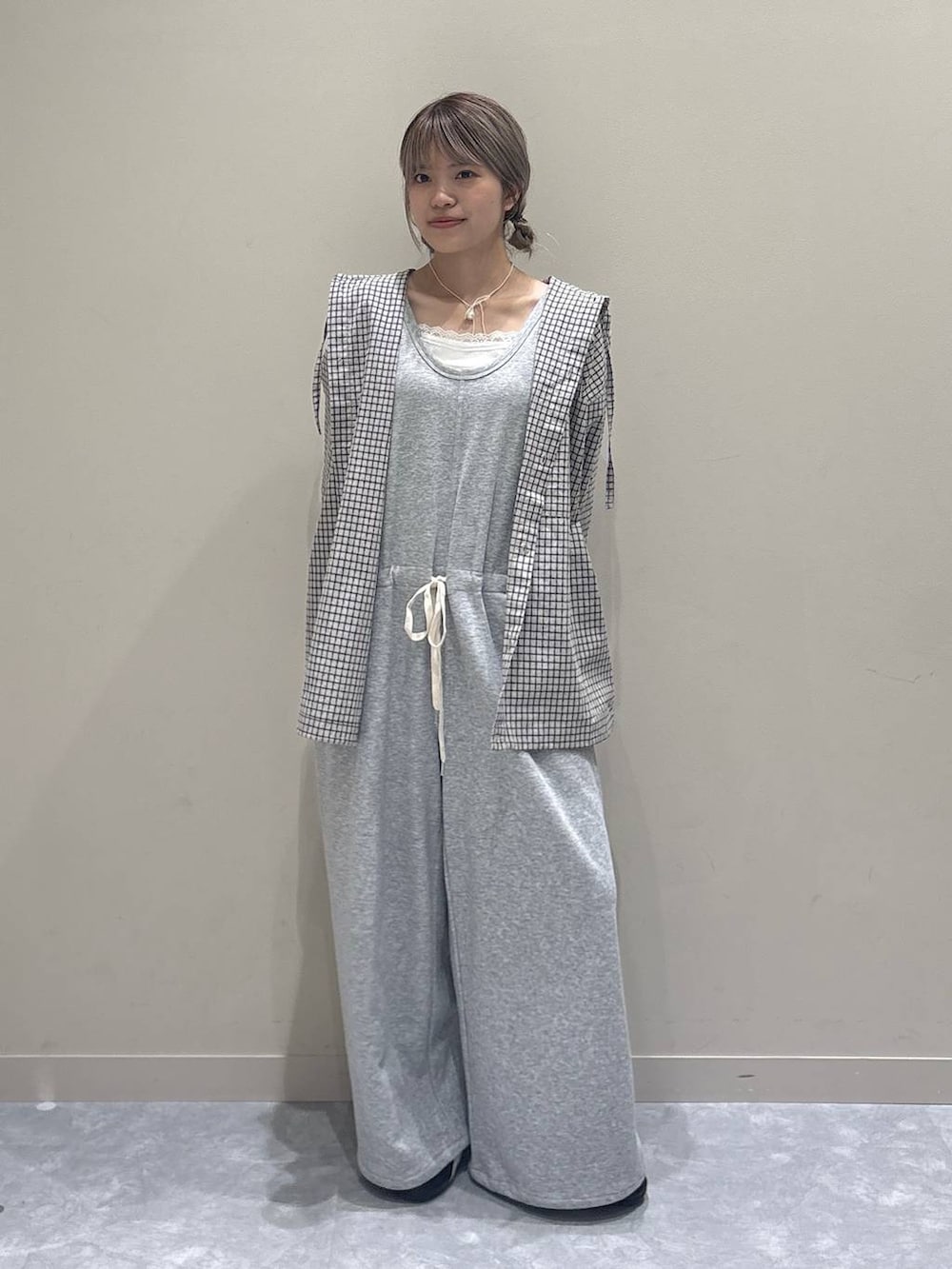 グレー系のキャミソール、ベージュ系のシャツ/ブラウス、グレー系のサロペット/オーバーオールを着用したレディースの春コーディネートの5枚目の写真