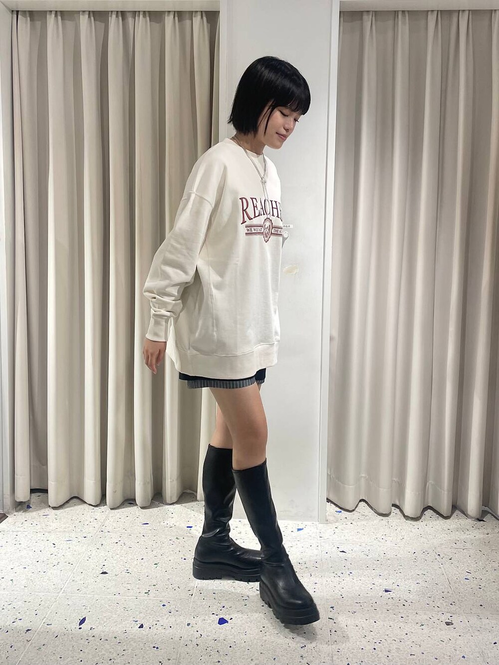 ブルー系のその他パンツ、ブラック系のブーツ、ホワイト系のスウェットを着用したレディースの秋コーディネートの3枚目の写真