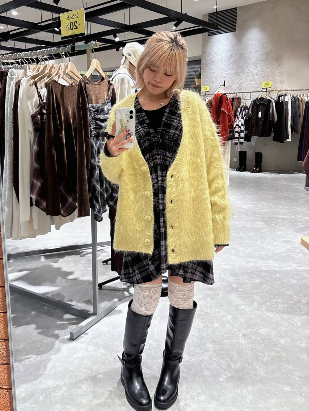 ブラック系のタンクトップ、イエロー系のカーディガン/ボレロ、ブラック系のシャツ/ブラウスを着用したレディースの秋コーディネートの2枚目の写真