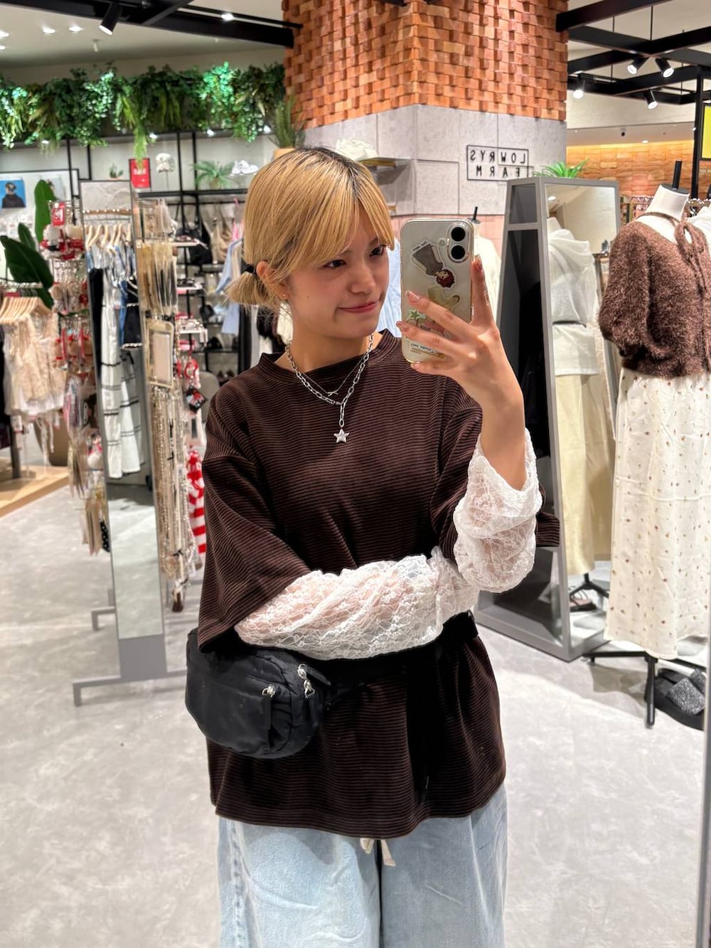 ブラウン系のTシャツ/カットソー、ブルー系のデニムパンツ、ブラック系のボディバッグ/ウエストポーチを着用したレディースの夏コーディネートの5枚目の写真
