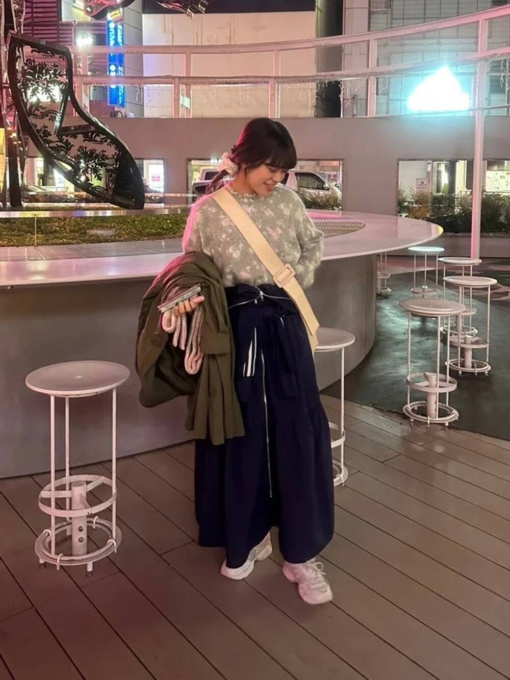 ブルー系のワンピースを着用したレディースの秋コーディネートの3枚目の写真