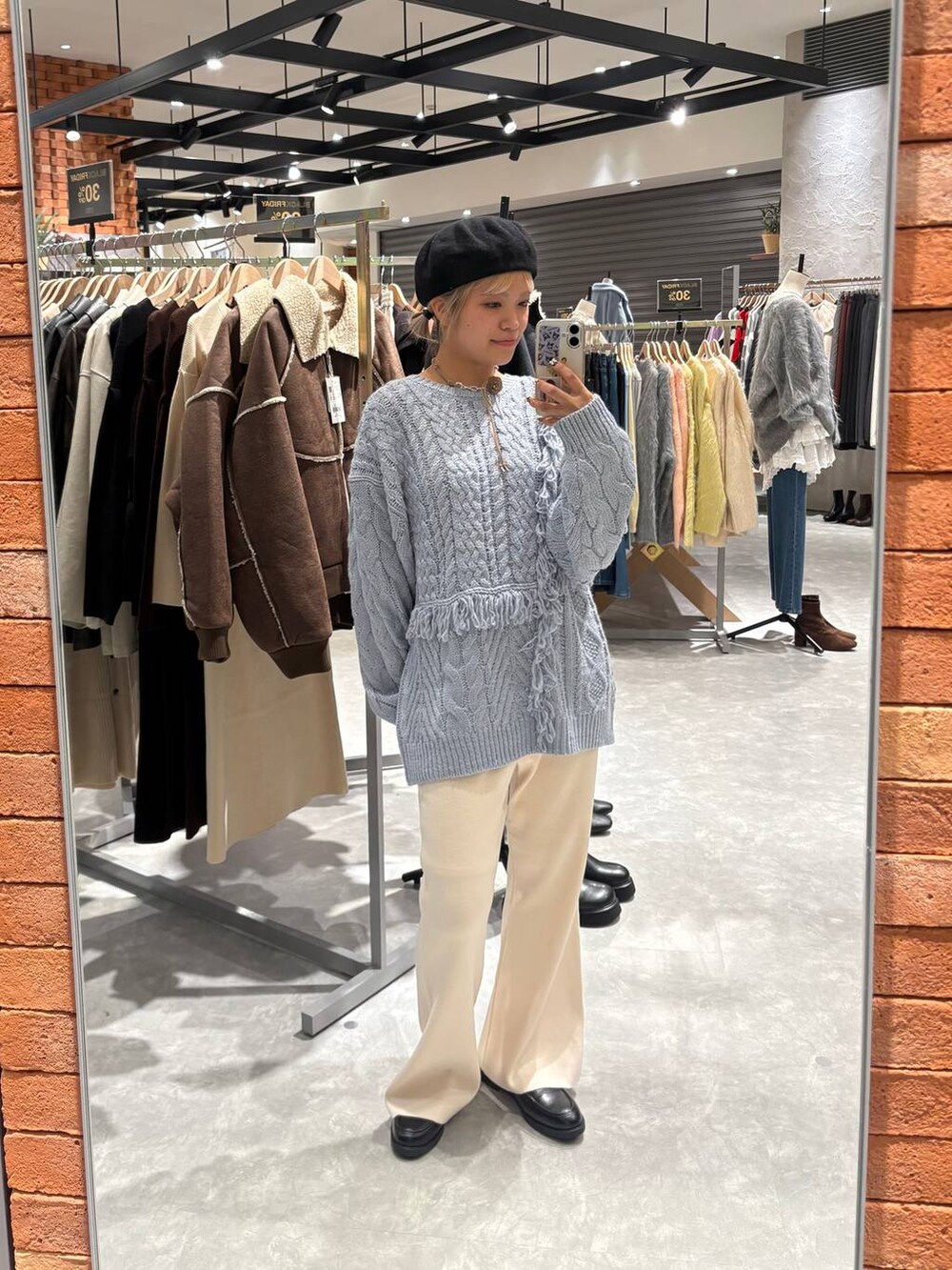 ホワイト系のその他パンツ、ブラック系のローファー、ブルー系のニット/セーターを着用したレディースの秋コーディネートの5枚目の写真