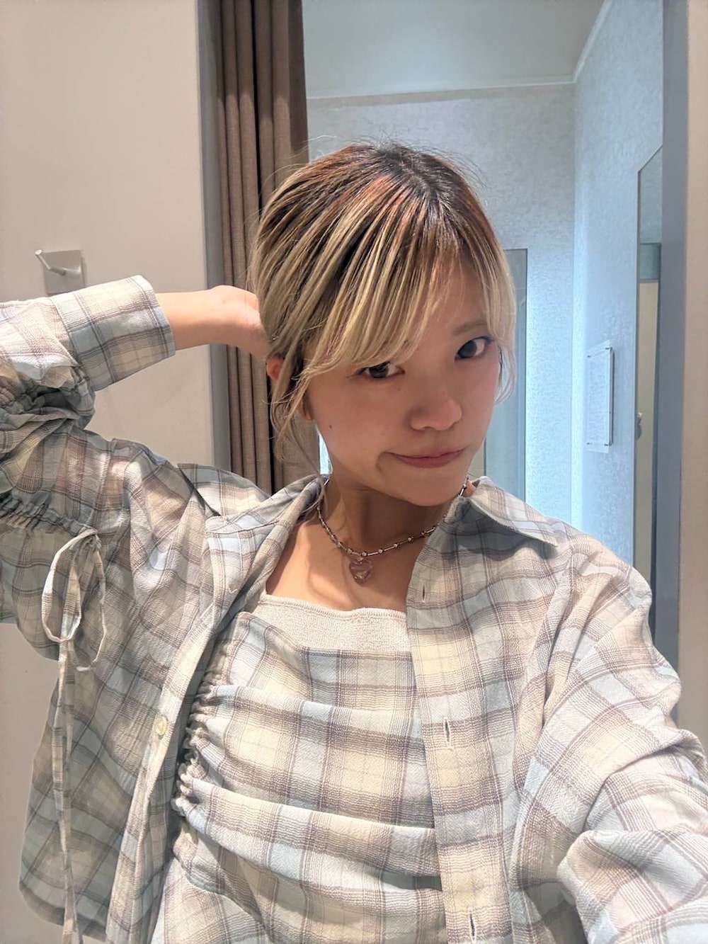 グレー系のスウェットパンツ、シルバー系のタンクトップ、ブルー系のスニーカーを着用したレディースの春コーディネートの3枚目の写真