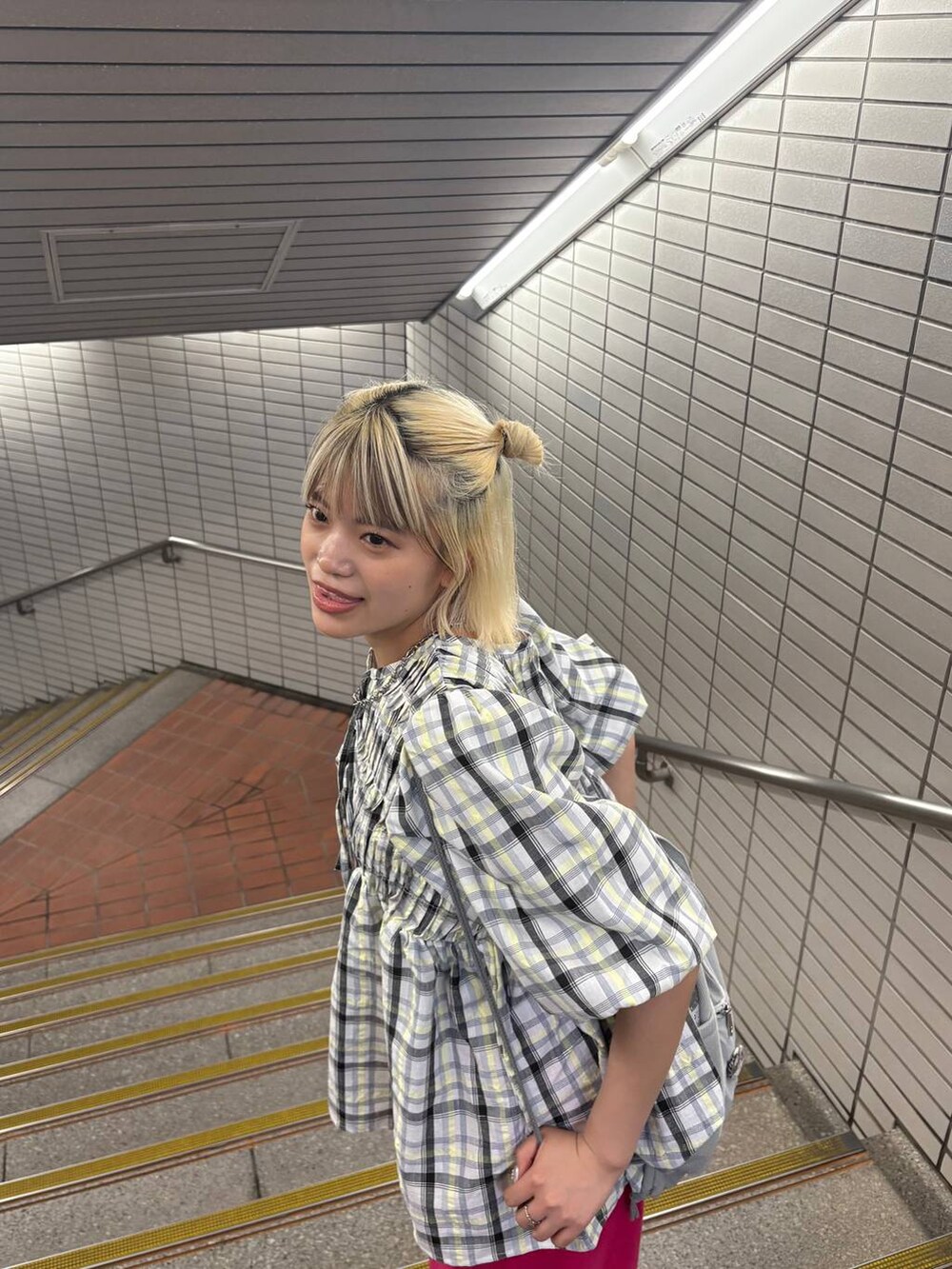 ホワイト系のシャツ/ブラウス、グレー系のバックパック/リュック、ホワイト系のヘアゴムを着用したレディースの春コーディネートの5枚目の写真