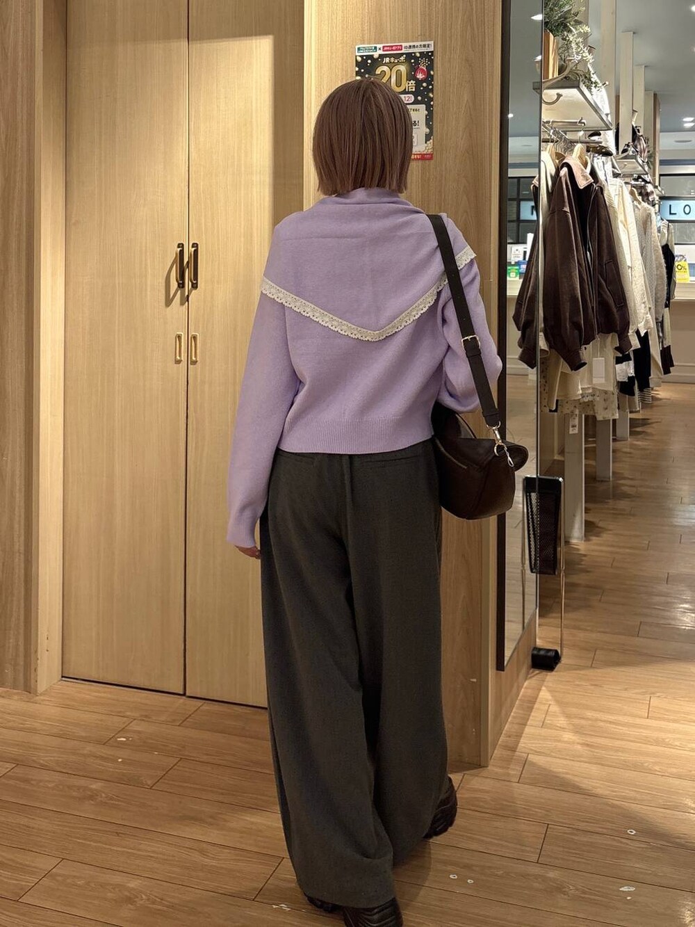 ブラウン系のショルダーバッグ、グレー系のその他パンツ、ブラウン系のローファーを着用したレディースの秋コーディネートの3枚目の写真