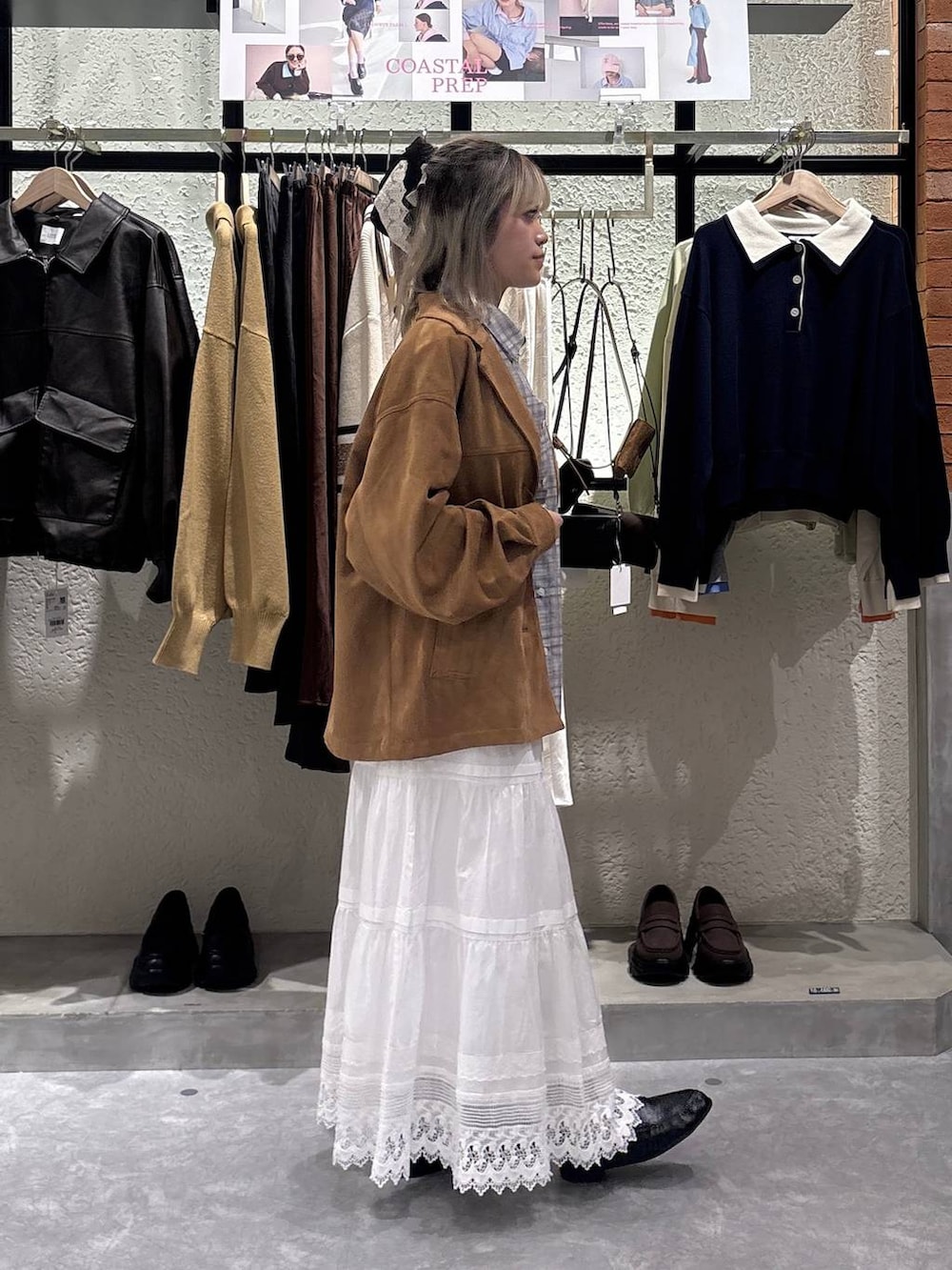 その他のシャツ/ブラウス、ブラウン系のテーラードジャケット、ブラック系のローファーを着用したレディースの春コーディネートの2枚目の写真