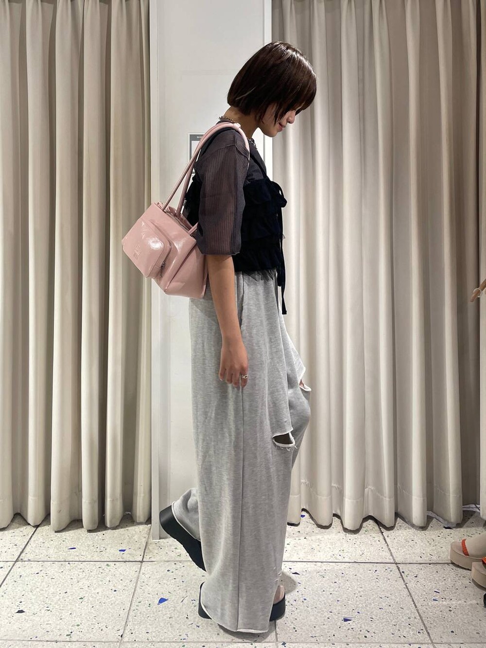 シルバー系のサンダル、グレー系のTシャツ/カットソー、ブラック系のキャミソールを着用したレディースの夏コーディネートの4枚目の写真