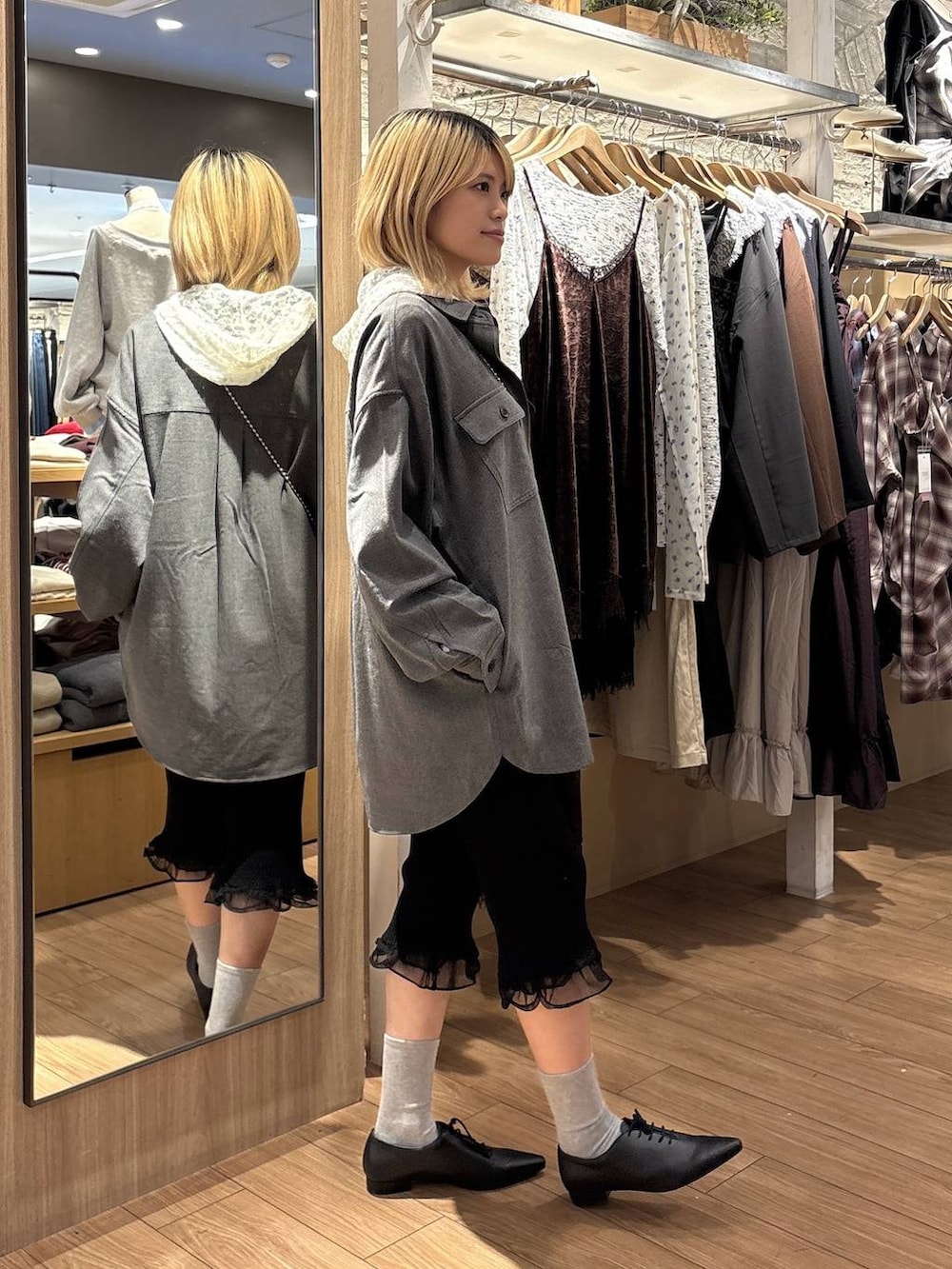 ブラック系のショルダーバッグ、ブラック系のパンプス、ホワイト系のTシャツ/カットソーを着用したレディースの秋コーディネートの4枚目の写真