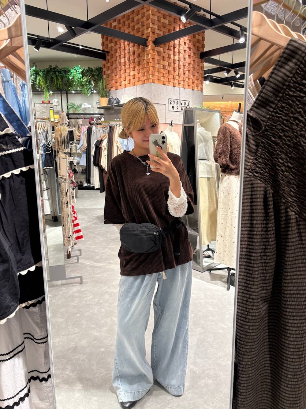 ブラウン系のTシャツ/カットソー、ブルー系のデニムパンツ、ブラック系のボディバッグ/ウエストポーチを着用したレディースの夏コーディネートの4枚目の写真