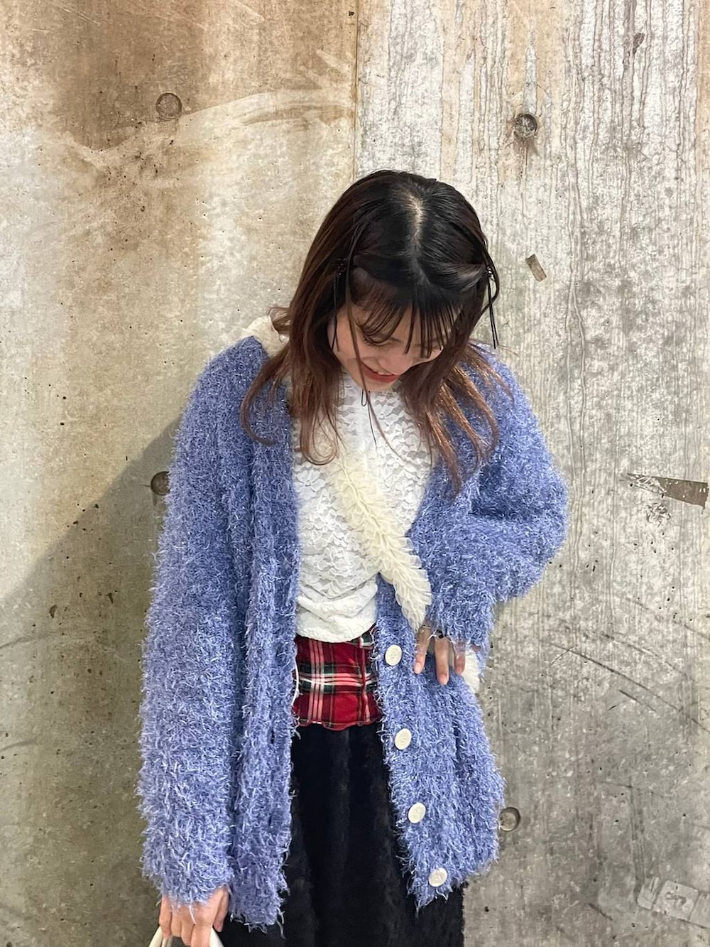 ブラック系のその他パンツ、ブルー系のカーディガン/ボレロ、ベージュ系のスマホグッズを着用したレディースの冬コーディネートの3枚目の写真