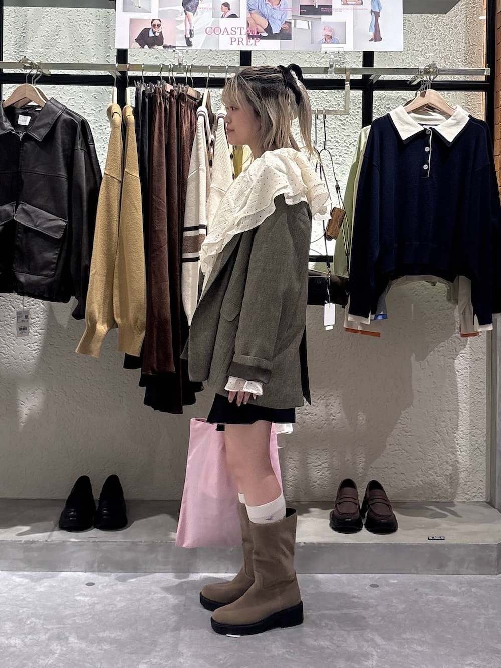 ブラウン系のテーラードジャケット、ベージュ系のブーツ、ピンク系のトートバッグを着用したレディースの春コーディネートの4枚目の写真