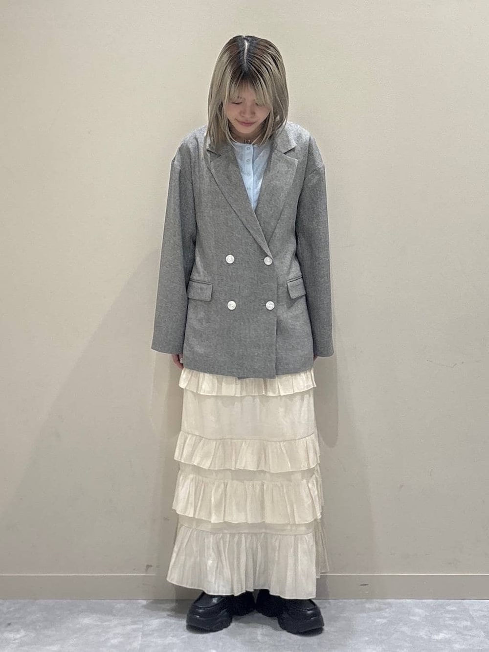 グレー系のテーラードジャケット、ブラック系のローファー、ブルー系のTシャツ/カットソーを着用したレディースの春コーディネートの5枚目の写真