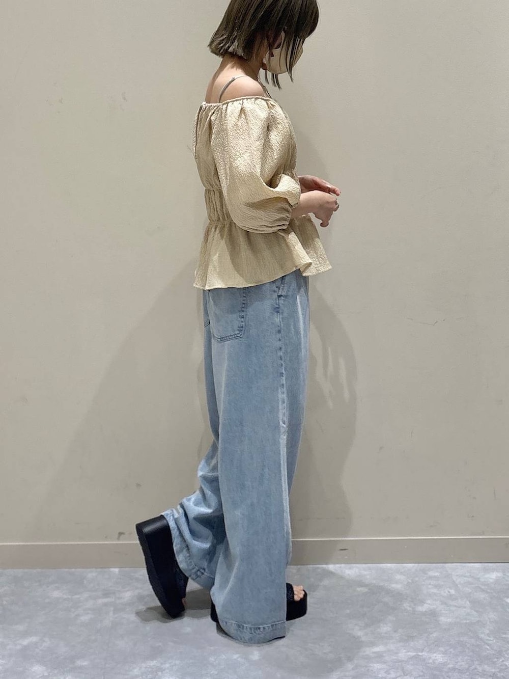 ホワイト系のTシャツ/カットソー、ブラック系のサンダル、ベージュ系のシャツ/ブラウスを着用したレディースの夏コーディネートの2枚目の写真