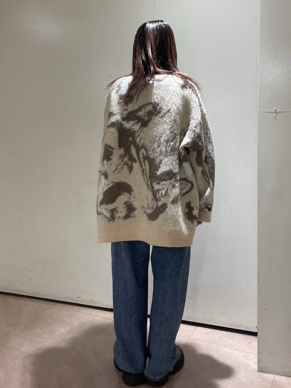 ホワイト系のTシャツ/カットソー、ホワイト系のベスト、ホワイト系のカーディガン/ボレロを着用したレディースの冬コーディネートの3枚目の写真