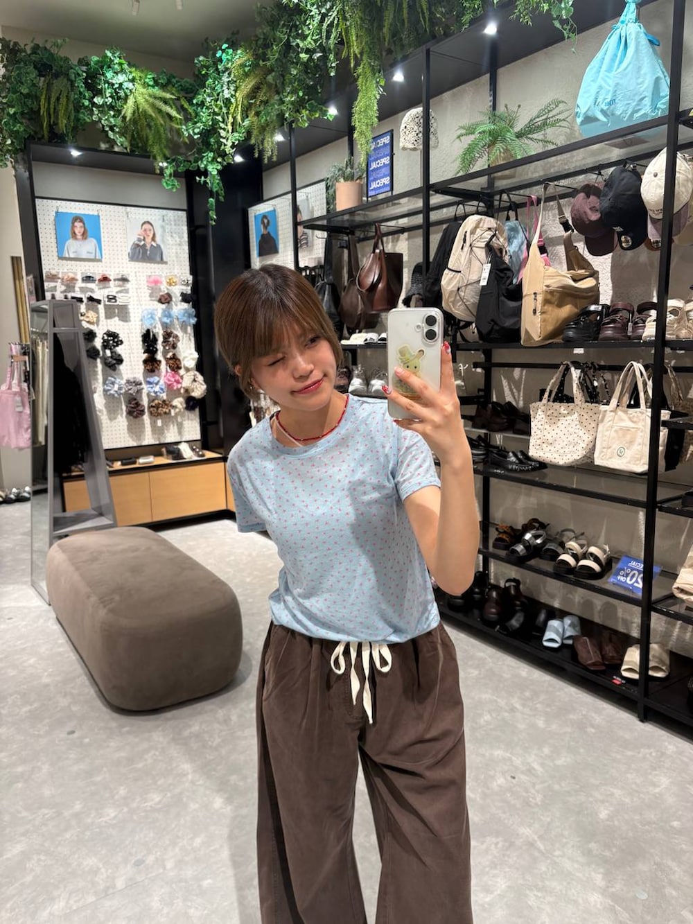ブルー系のTシャツ/カットソー、ブラウン系のデニムパンツ、レッド系のネックレスを着用したレディースの夏コーディネートの2枚目の写真