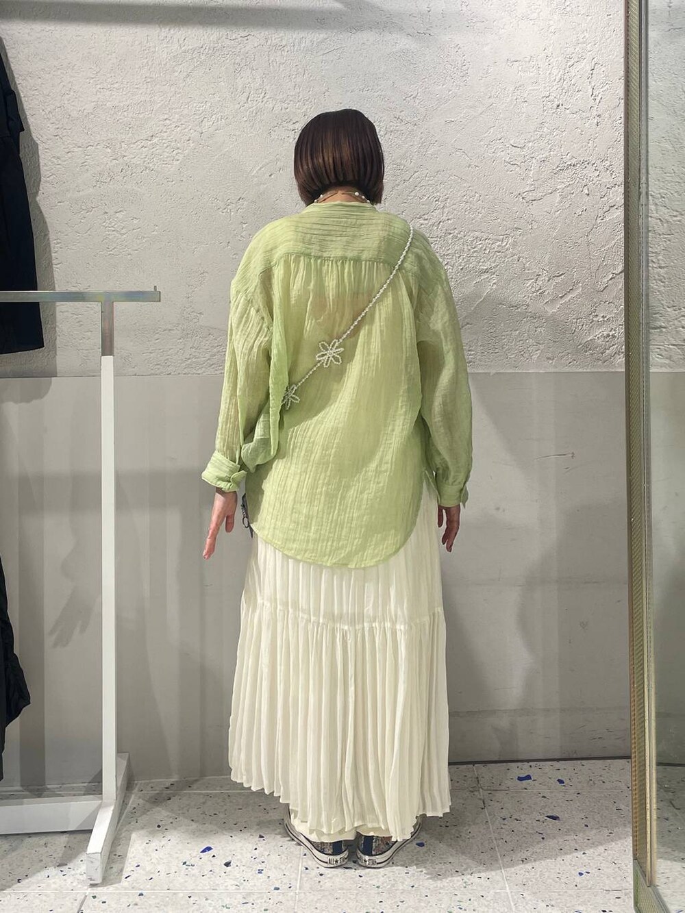 ホワイト系のカーゴパンツ、ピンク系のキャミソール、グリーン系のシャツ/ブラウスを着用したレディースの春コーディネートの3枚目の写真