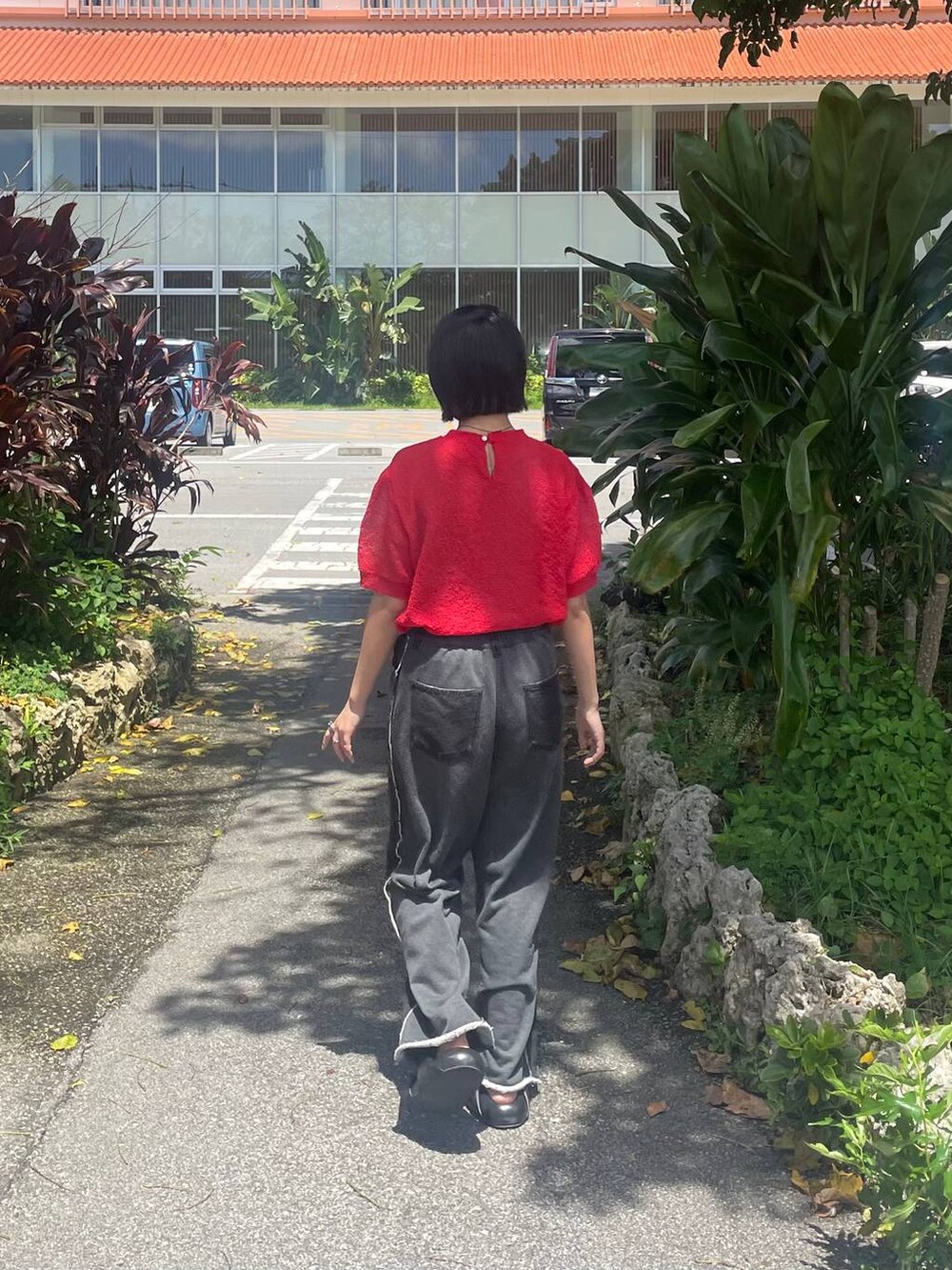 ブラック系のデニムパンツを着用したレディースの秋コーディネートの2枚目の写真